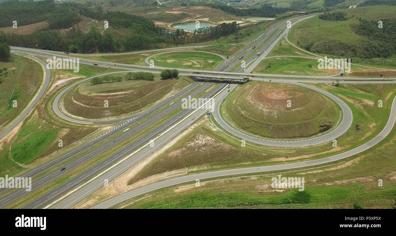 Imagem aérea de trevo na rodovia Governador Carvalho Pinto SP-070 e Rodovia Dom Pedro I SP-065. Foto Stock