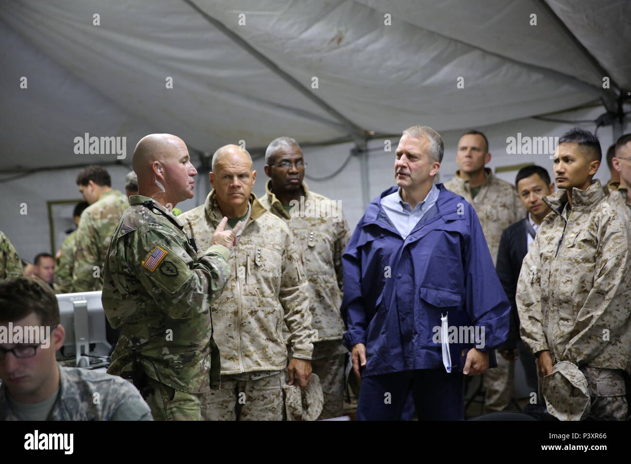 Gen. Robert Neller, Comandante della Marine Corps, Lt. Gen. Ronald Bailey, vice, Comandante della Marine Corps, E DEGLI STATI UNITI Il senatore dell'Alaska Dan Sullivan (giacca blu) ricevono un briefing di Col. Scott Mitchell (sinistra), commander, 196th della brigata di fanteria, Joint Pacific multinazionale capacità di fattibilità sulle operazioni dell'U.S. Pacifico esercito premiere capacità di formazione durante la rotazione 16-02 Arctic incudine. Foto Stock