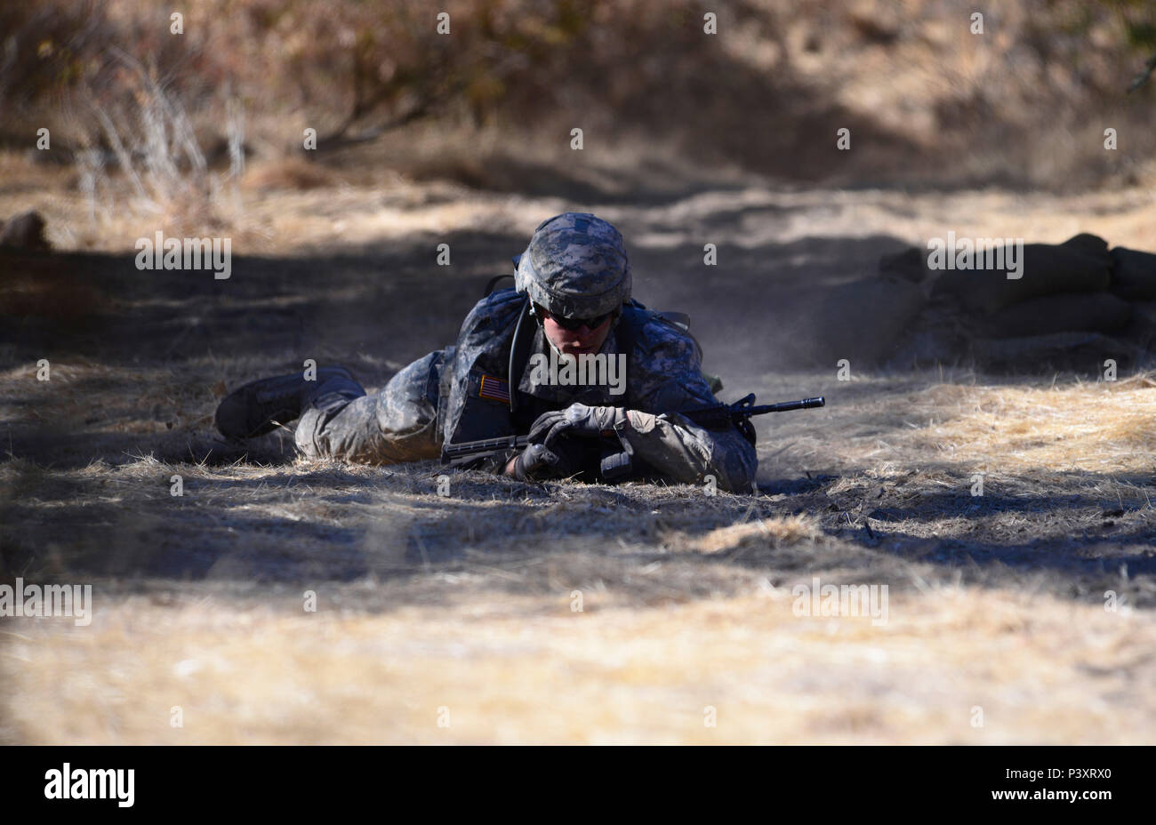 Esercito di Oregon Guardia Nazionale Spec. Richard A. Ballentine, con 2 ° Battaglione, 162Reggimento di Fanteria, XLI della brigata di fanteria combattere Team, crawl alta con il suo M-4 fucile durante un singolo movimento tecniche lane come parte di un esperto di badge di fanteria (BEI) evento tenutosi presso il Camp Roberts, California, 20 luglio. Spc. Ballentine è solo uno dei sei fuori di più di cento soldati per ricevere la BEI dopo cinque giorni di estenuanti compiti. (Foto di Capt. Leslie Reed, XLI della brigata di fanteria combattere la squadra degli affari pubblici) Foto Stock