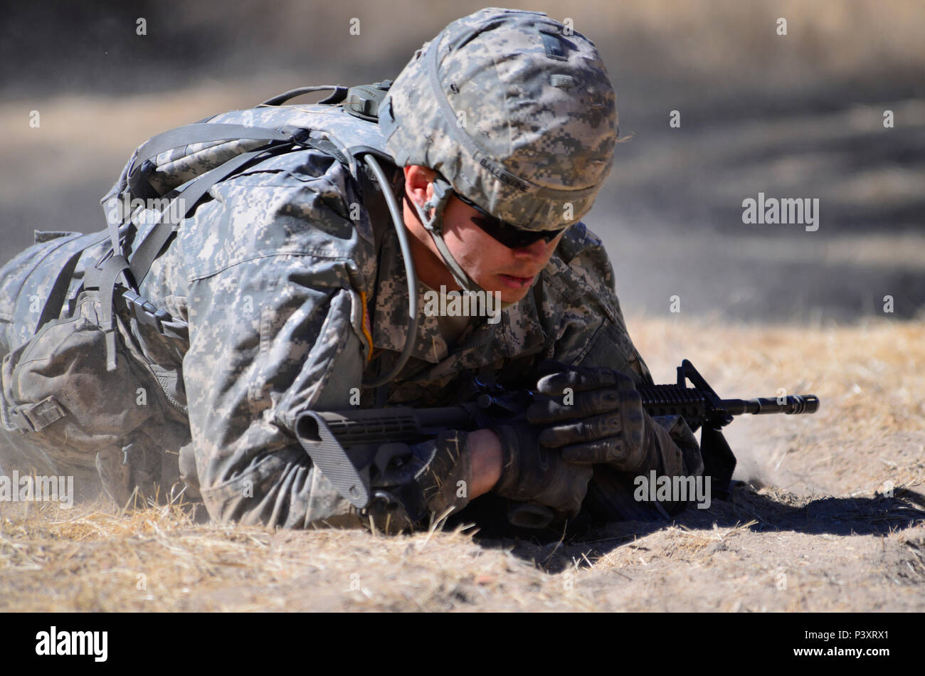 Esercito di Oregon Guardia Nazionale Spc. Richard A. Ballentine, con 2 ° Battaglione, 162Reggimento di Fanteria, XLI della brigata di fanteria combattere Team, crawl alta con il suo M-4 fucile durante un singolo movimento tecniche lane come parte di un esperto di badge di fanteria (BEI) evento tenutosi presso il Camp Roberts, California, 20 luglio. Spc. Ballentine è solo uno dei sei fuori di più di 100 soldati che hanno ricevuto il badge dopo cinque giorni di estenuanti compiti. (Foto di Capt. Leslie Reed, XLI della brigata di fanteria combattere la squadra degli affari pubblici) Foto Stock