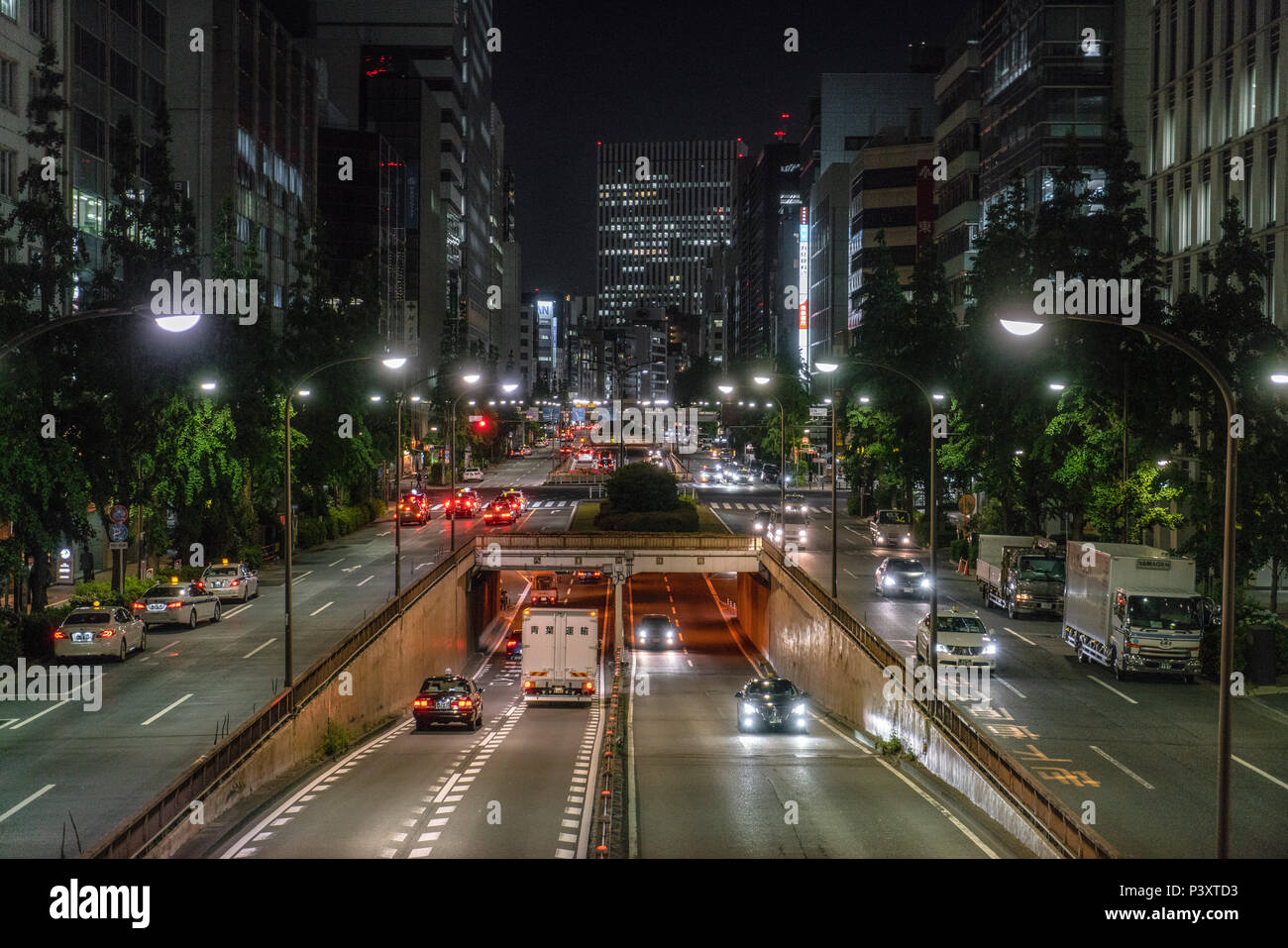 Street View di notte a Tokyo in Giappone Foto Stock