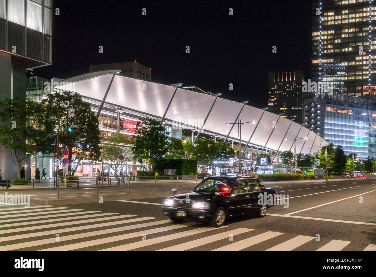TOKYO, Giappone - 22/05/2018: Stazione di Tokyo Yaesu lato a notte Foto Stock