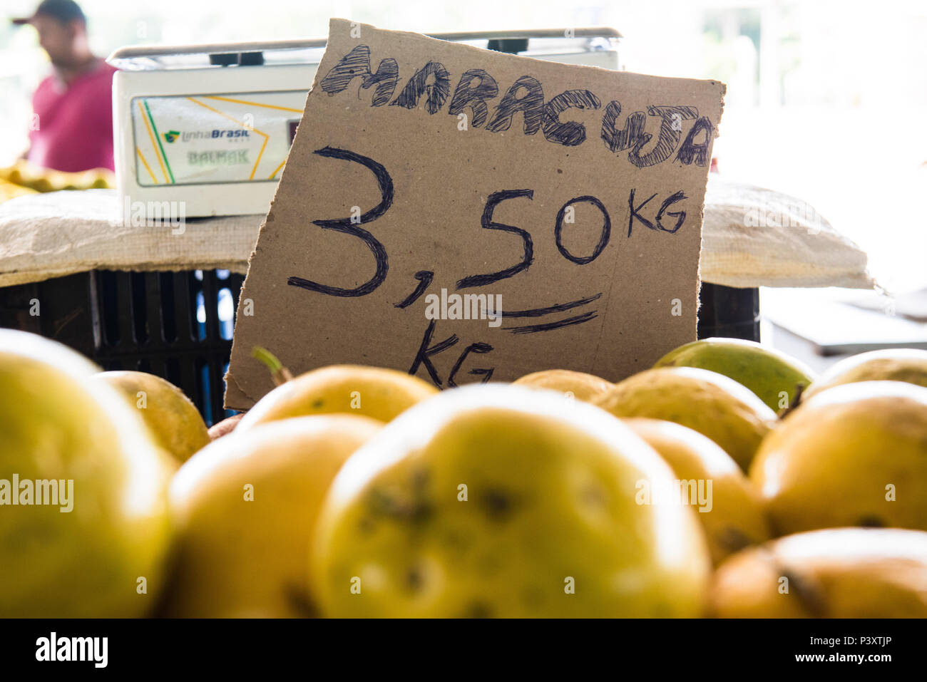 Maracujá (Passiflora edulis) com indicação de preço duranti feira de Produtos regionais em Iranduba/AM. Foto Stock