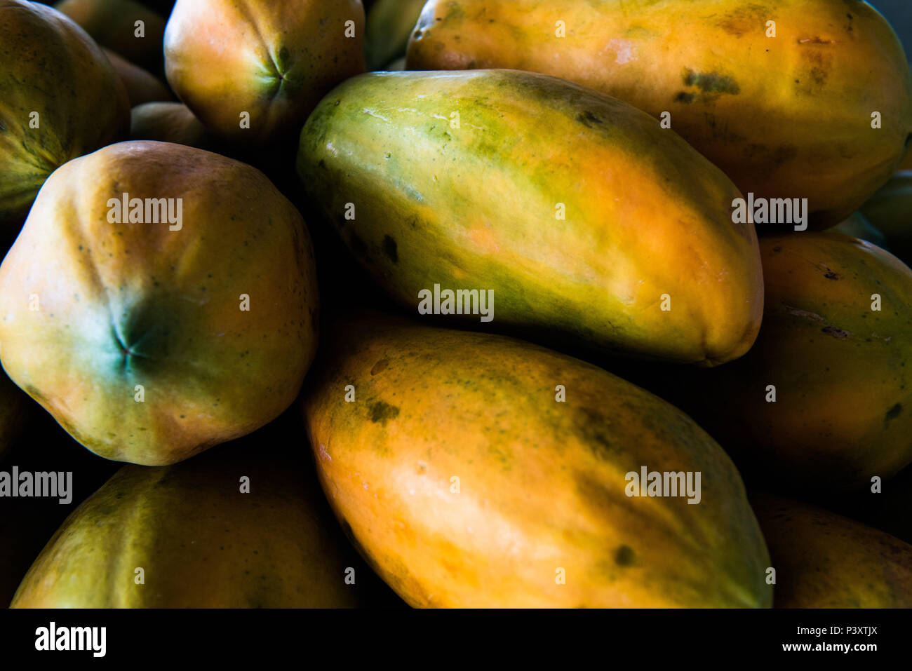 Mamão, papaia, ababaia, Carica papaya, duranti feira de Produtos regionais em Iranduba/AM. Foto Stock