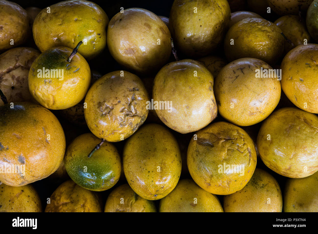 Maracujá (Passiflora edulis) duranti feira de Produtos regionais em Iranduba/AM. Foto Stock