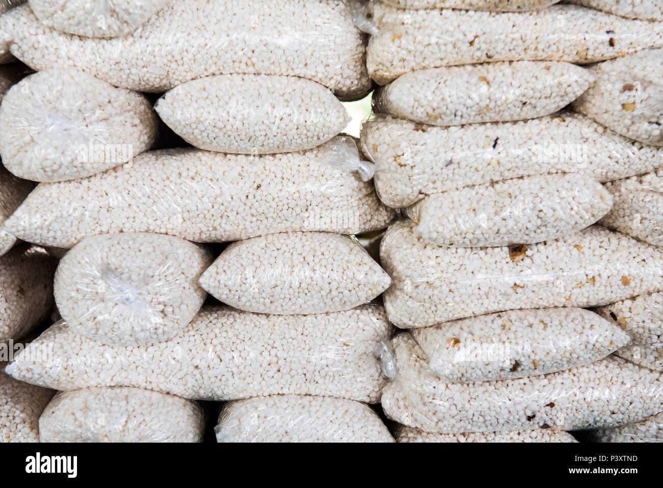 Mandioca " de tapioca granulada com castanha duranti feira de Produtos  regionais em Iranduba/AM Foto stock - Alamy