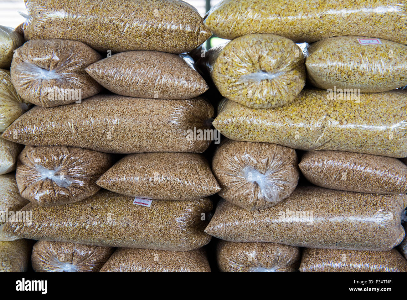 Dois tipos de mandioca " de "mandioca". Un esquerda, mais escura, Farinha-Toco-mole e una direita, mais clara, mandioca " D'Agua duranti feira de Produtos regionais em Iranduba/AM. Foto Stock