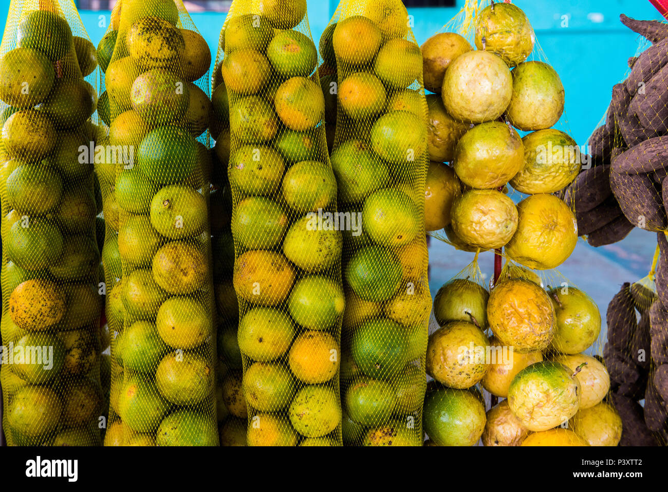 Frutas (laranja, maracujá) e cará-roxo duranti feira de Produtos regionais em Iranduba/AM. Foto Stock