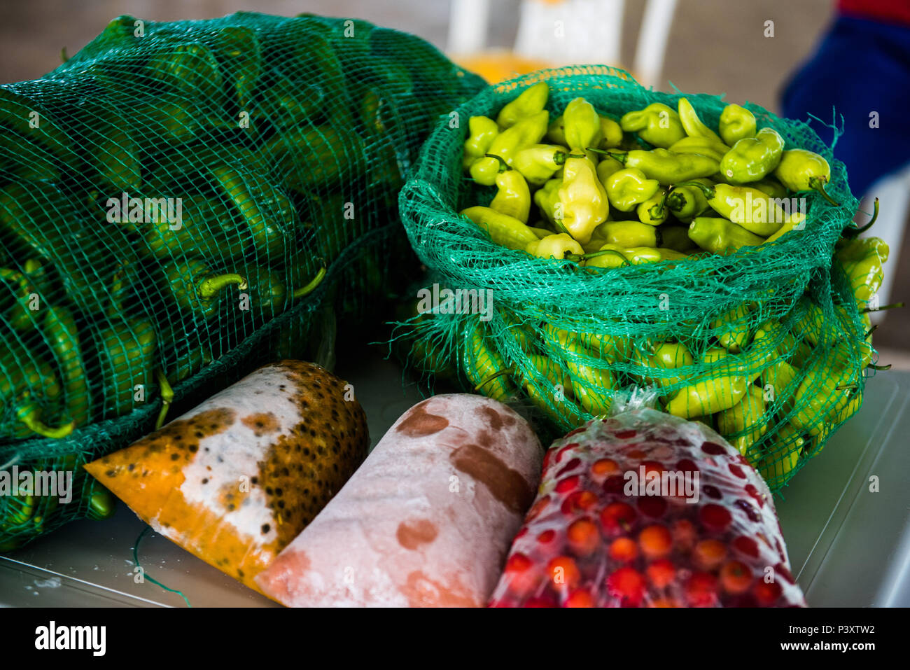 Pimenta de cheiro, pimentão verde e polpa de frutas congelado duranti feira de Produtos regionais em Iranduba/AM. Foto Stock