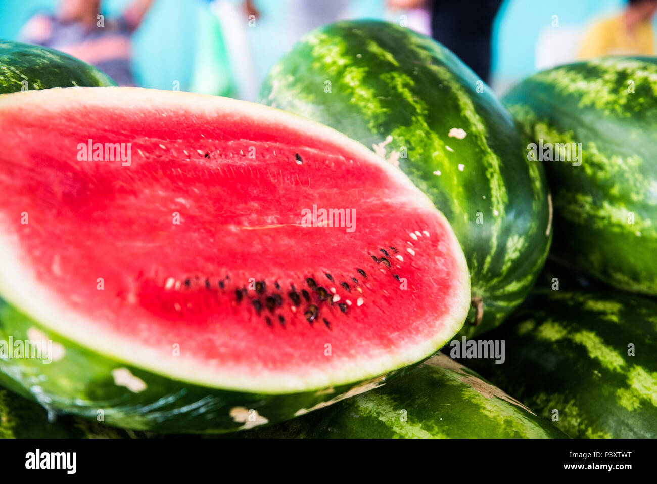 Melancia (Citrullus lanatus) cortada duranti feira de Produtos regionais em Iranduba/AM. Foto Stock