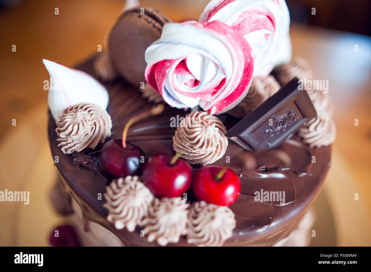 Alla moda di gocciolare torta di cioccolato alto e DOLCI ADDOBBI Foto Stock