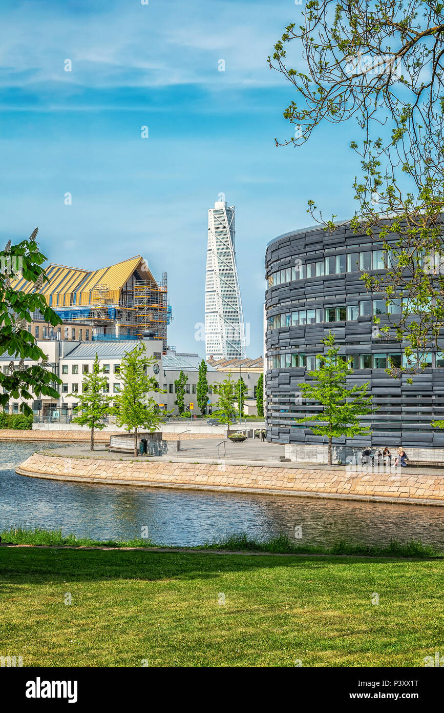 MALMO, Svezia - 18 Maggio 2018: il distintivo "lacrima" forma del nuovo palazzo di giustizia edificio riflette i contorni del sito e risponde la sua surrou Foto Stock