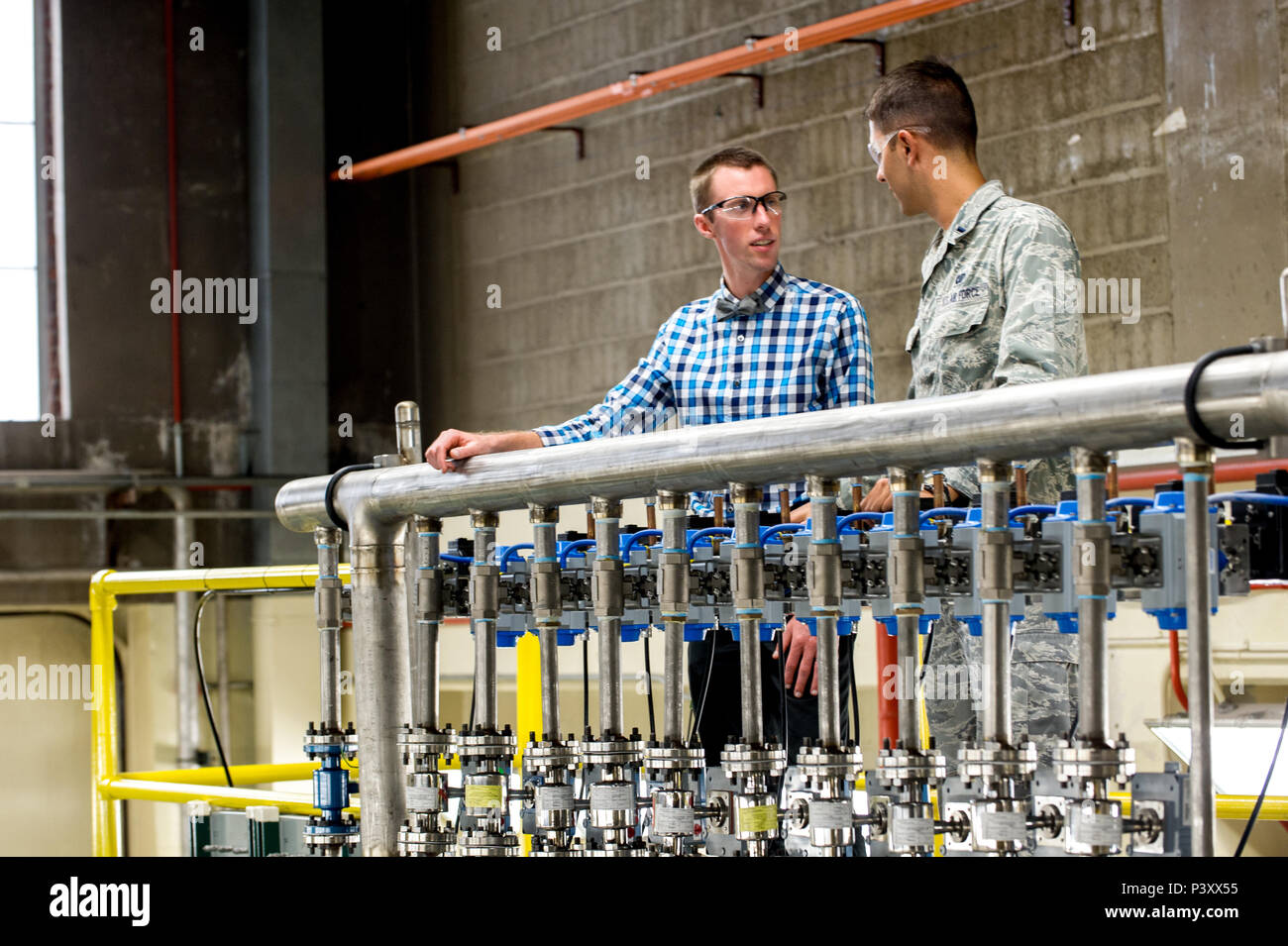 Ricerca ipersonico ingegneri, Ryan Helbach e 1Lt David McLellan, parlare di combustione ipersonico cella di ricerca 22, utilizzato nella ricerca SCRAM jet technology, presso la Air Force Research Laboratory di Wright Patterson Air Force Base a Dayton, Ohio, 21 lug 2016. Helbach è il programma lead per AFRL di intelletto di intelletto Exchange (i2i) scambio di coppie AFRL scienziati e ingegneri con privati innovativi alle aziende hi-tech e creato AFRL programma imprenditoriale permettendo agli scienziati e ingegneri per prendere sabbaticals per perseguire al di fuori per obiettivi di profitto. (U.S. Air Force foto di J.M. Pronto soccorso Foto Stock