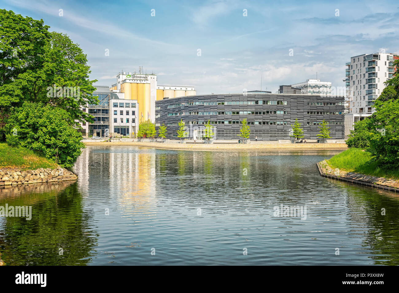 MALMO, Svezia - 18 Maggio 2018: il distintivo "lacrima" forma del nuovo palazzo di giustizia edificio riflette i contorni del sito e risponde la sua surrou Foto Stock
