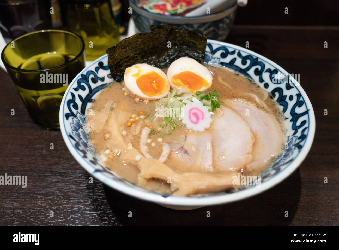 Giapponese di spaghetti ramen in una ciotola Foto Stock