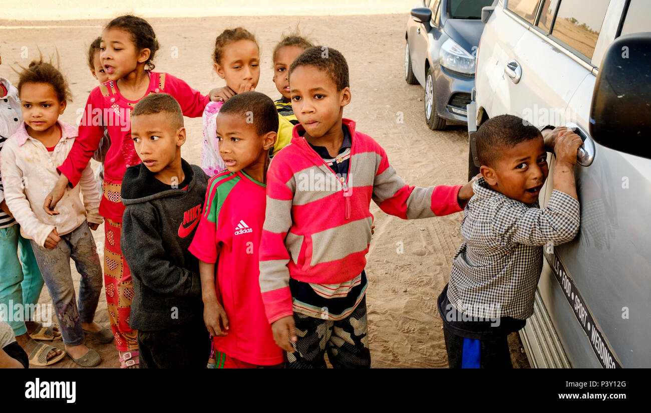 I bambini in un piccolo villaggio nel sud del Marocco vicino a Mhamid Foto Stock