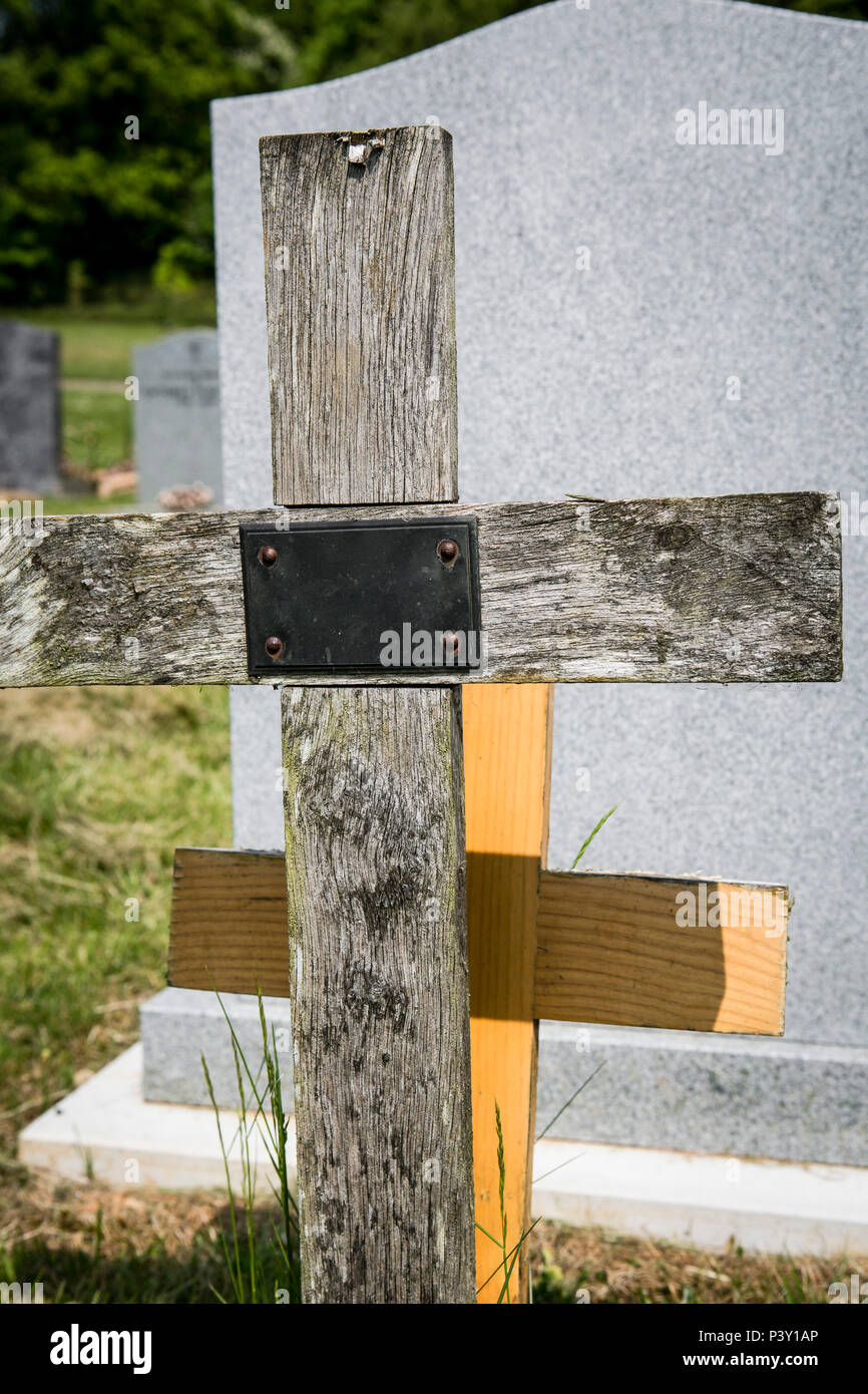Vecchio attraversa e headtsones in un cimitero amde di legno pietra adn weathered adn vecchio. Foto Stock