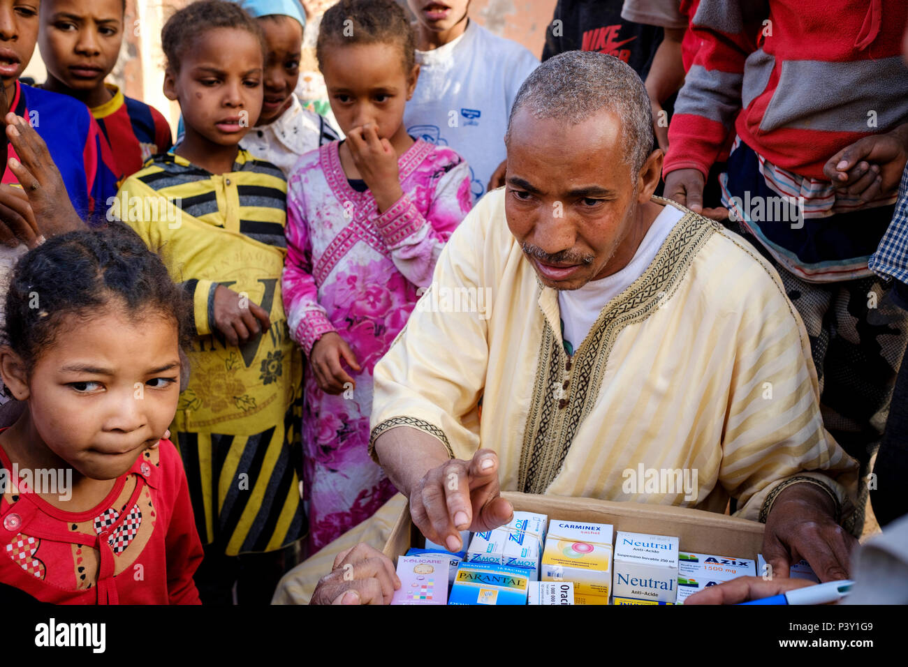 Doni di medicinali distrubuted in un piccolo villaggio remoto nel sud del Marocco Foto Stock