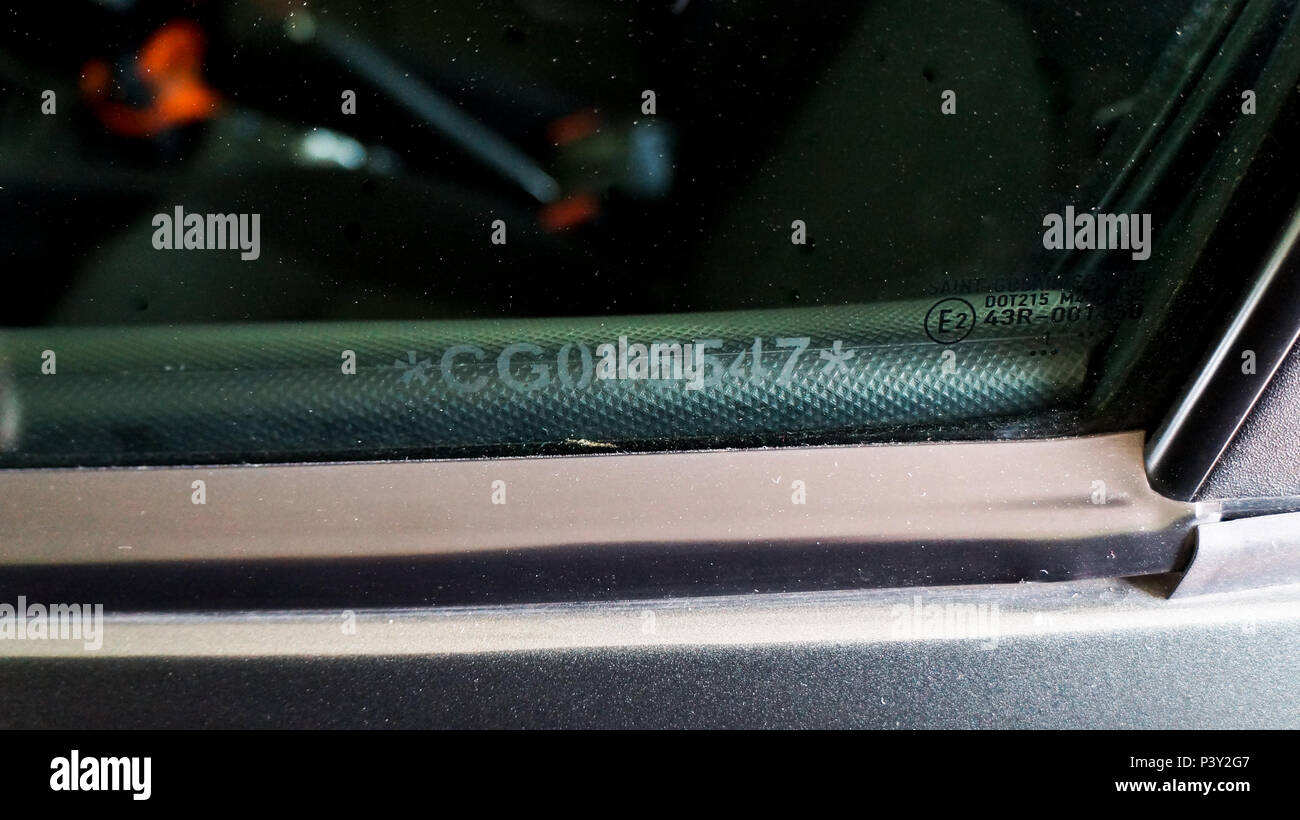 Detalhe de marcação de número de chassi em vidro de carro. Foto Stock