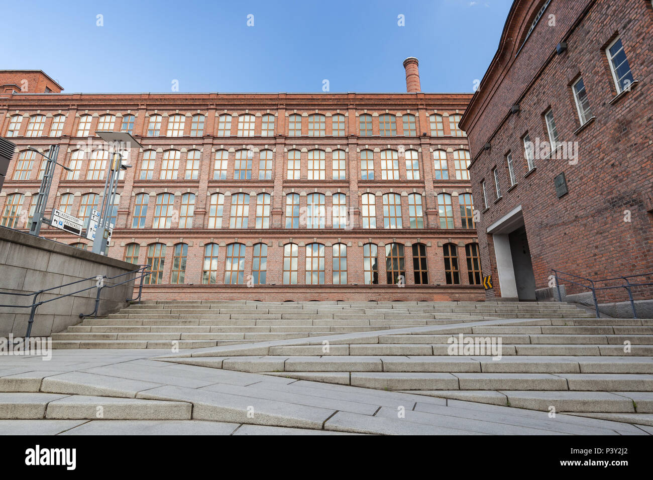 Scale e vecchio rosso mattone edifici industriali nel centro di Tampere, Finlandia in una giornata di sole. Foto Stock