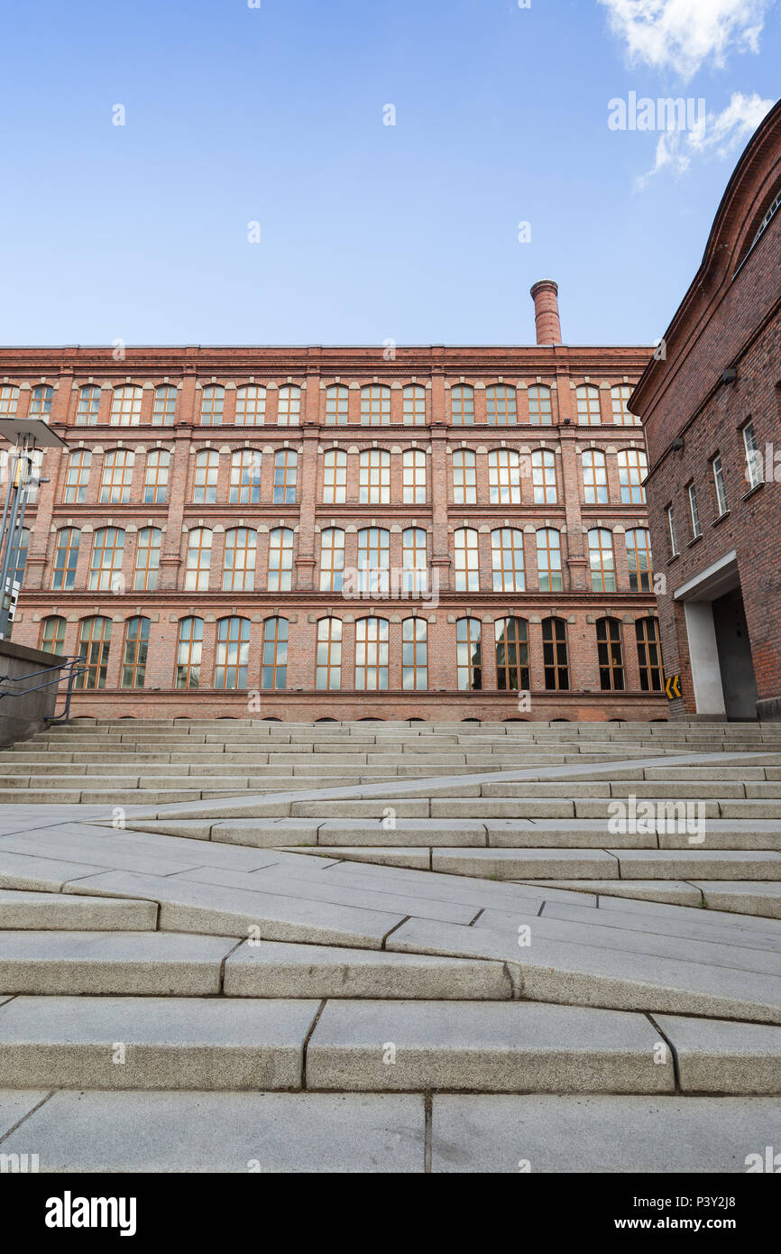 Scale e vecchio rosso mattone edifici industriali nel centro di Tampere, Finlandia in una giornata di sole. Foto Stock