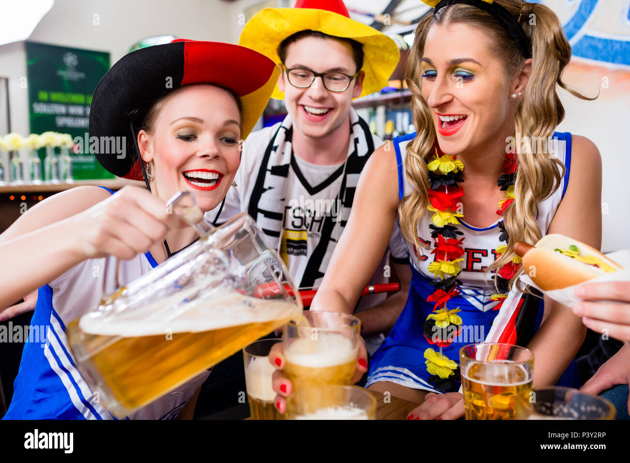 Per gli appassionati di calcio a guardare una partita del team nazionale tedesco Foto Stock