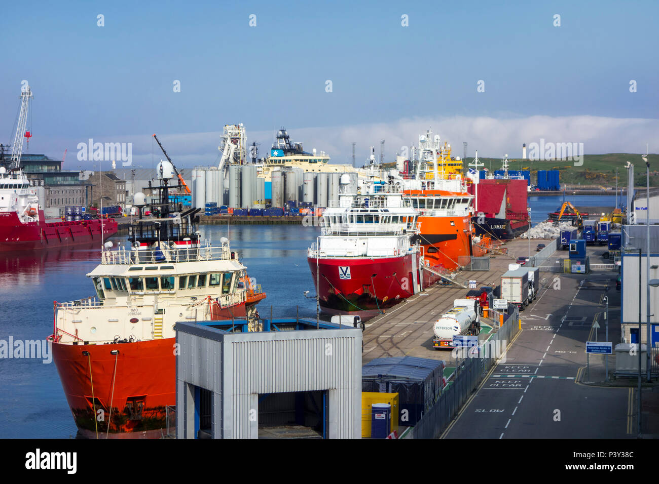 Le navi ancorate nel porto di Aberdeen / Harbour, Aberdeenshire, Scotland, Regno Unito Foto Stock