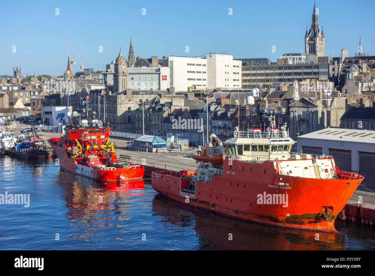Grampian Calgary, Standby sicurezza nave ormeggiata nel porto di Aberdeen, Aberdeenshire, Scotland, Regno Unito Foto Stock