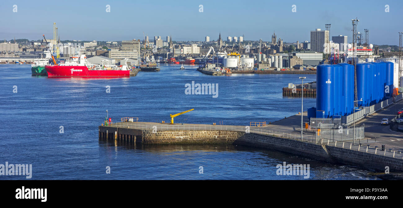Il porto di Aberdeen / porto e dello skyline della città, Aberdeenshire, Scotland, Regno Unito Foto Stock
