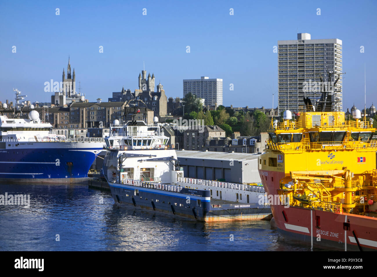 Le navi ancorate nel porto di Aberdeen / Harbour, Aberdeenshire, Scotland, Regno Unito Foto Stock