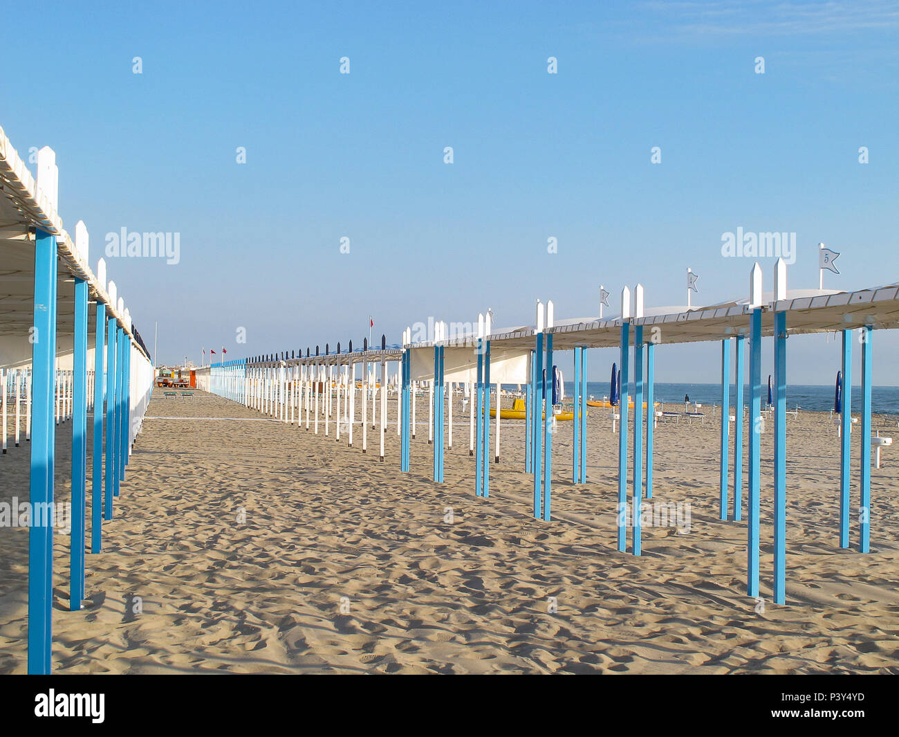 Un capanno deserta in attesa di clienti sulla costa romagnola Foto Stock