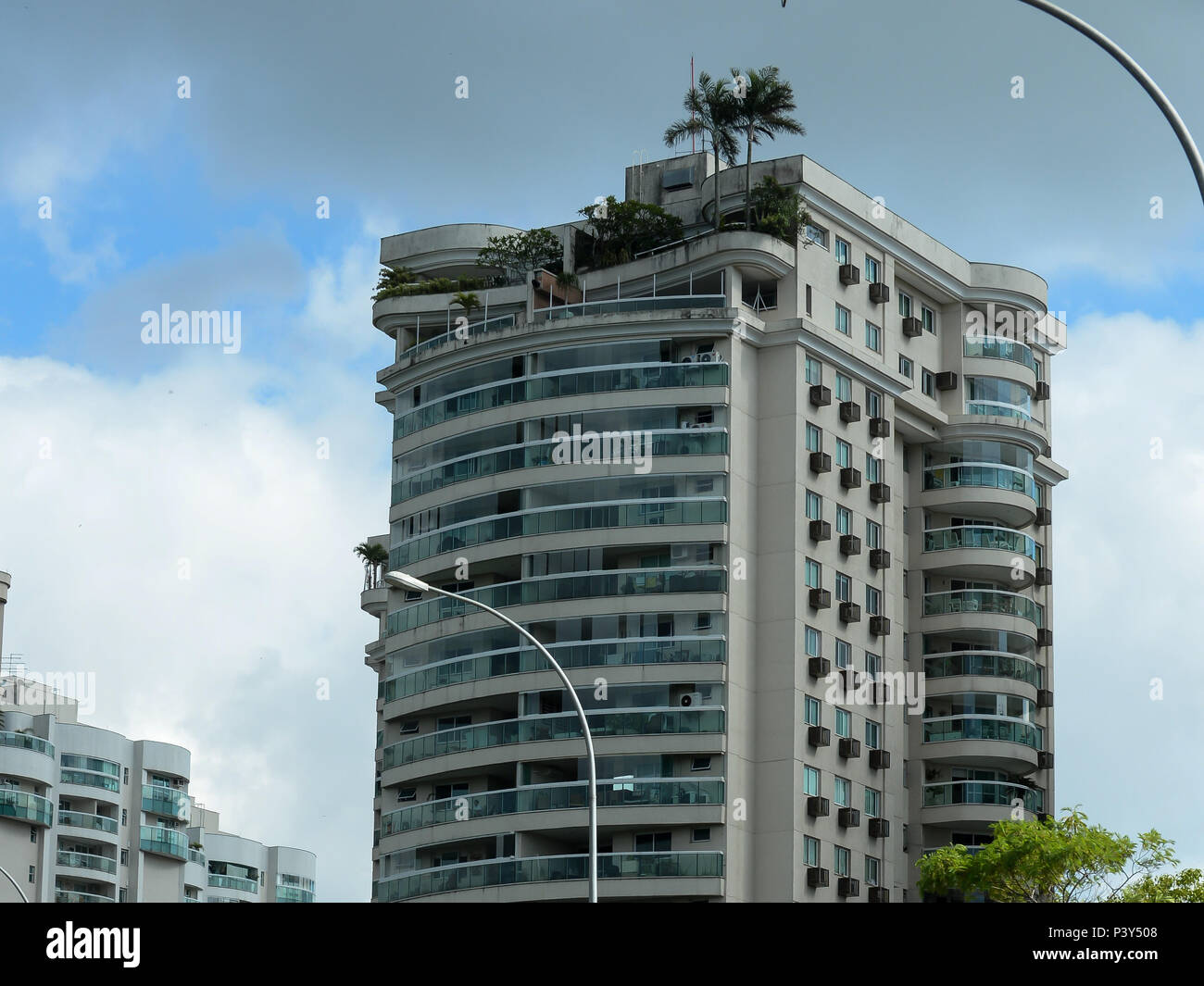 Prédio de apartamento de luxo com árvores grandes cobertura na na Barra da Tijuca, zona oeste, no Rio de Janeiro, RJ. Foto Stock
