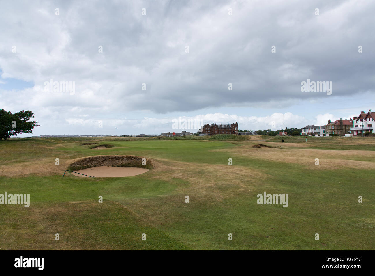 Vista del Marine Hotel dal xvi verde della Royal Troon Golfclub, Troon, Regno Unito Foto Stock