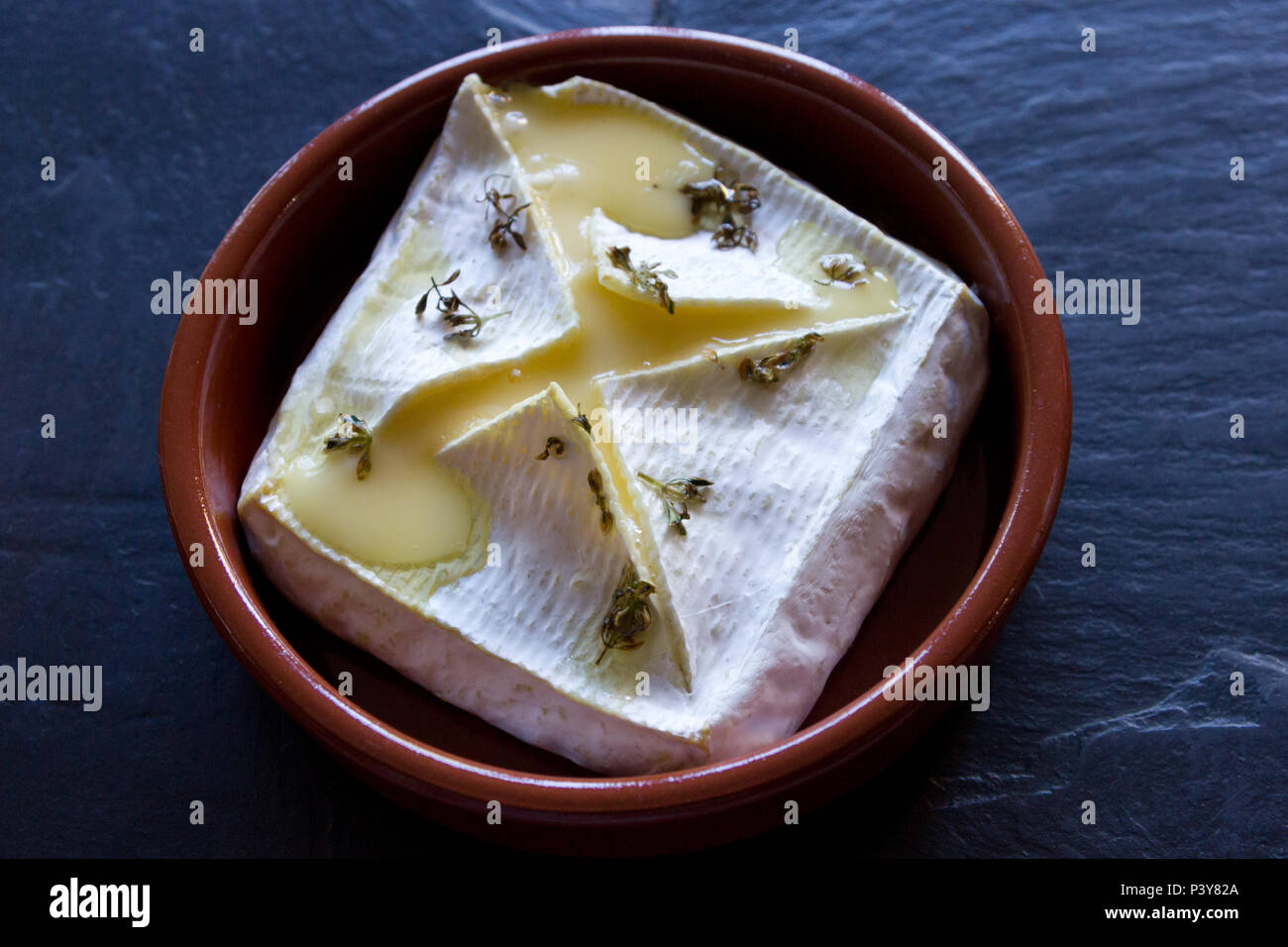 Cotta formaggio morbido in un marrone piatto di ceramica Foto Stock