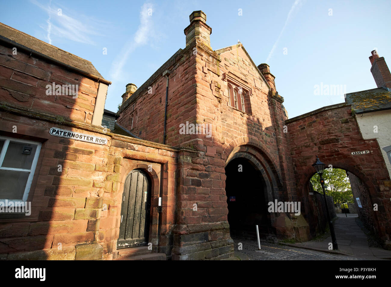 L' abbazia di gate e gatehouse sull'angolo di Abbey Street e paternoster row Carlisle Cumbria Inghilterra REGNO UNITO Foto Stock