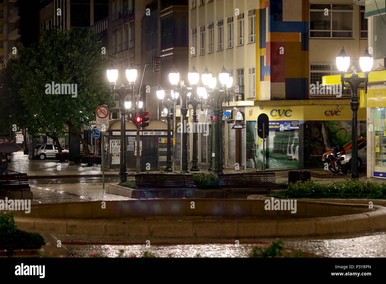 Calçadão de Rua XV de Novembro, nessun centro de Curitiba, bastante movimentado duranti o dia e vazio à noite. Foto Stock