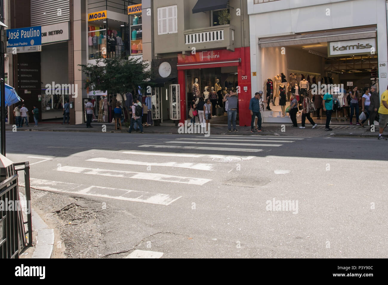 Na foto produzida nesta Terça-Feira (25), a Rua José Paulino que possui  inúmeras lojas de roupas localizada na região central de São Paulo (SP Foto  stock - Alamy