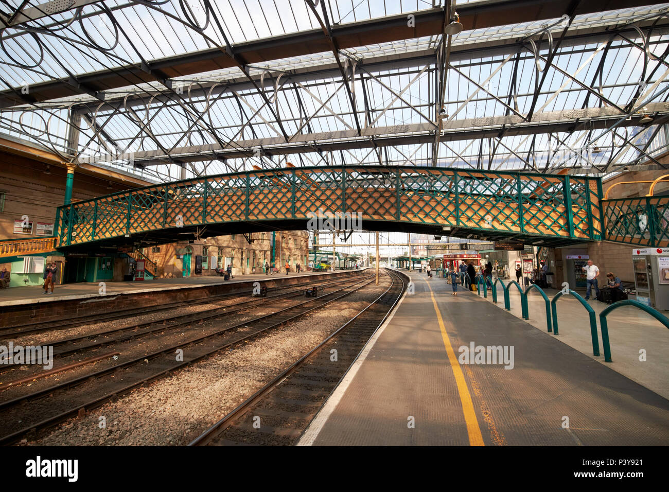 Passerella tra le piattaforme interno di Carlisle ferrovia stazione ferroviaria Carlisle Cumbria Inghilterra REGNO UNITO Foto Stock