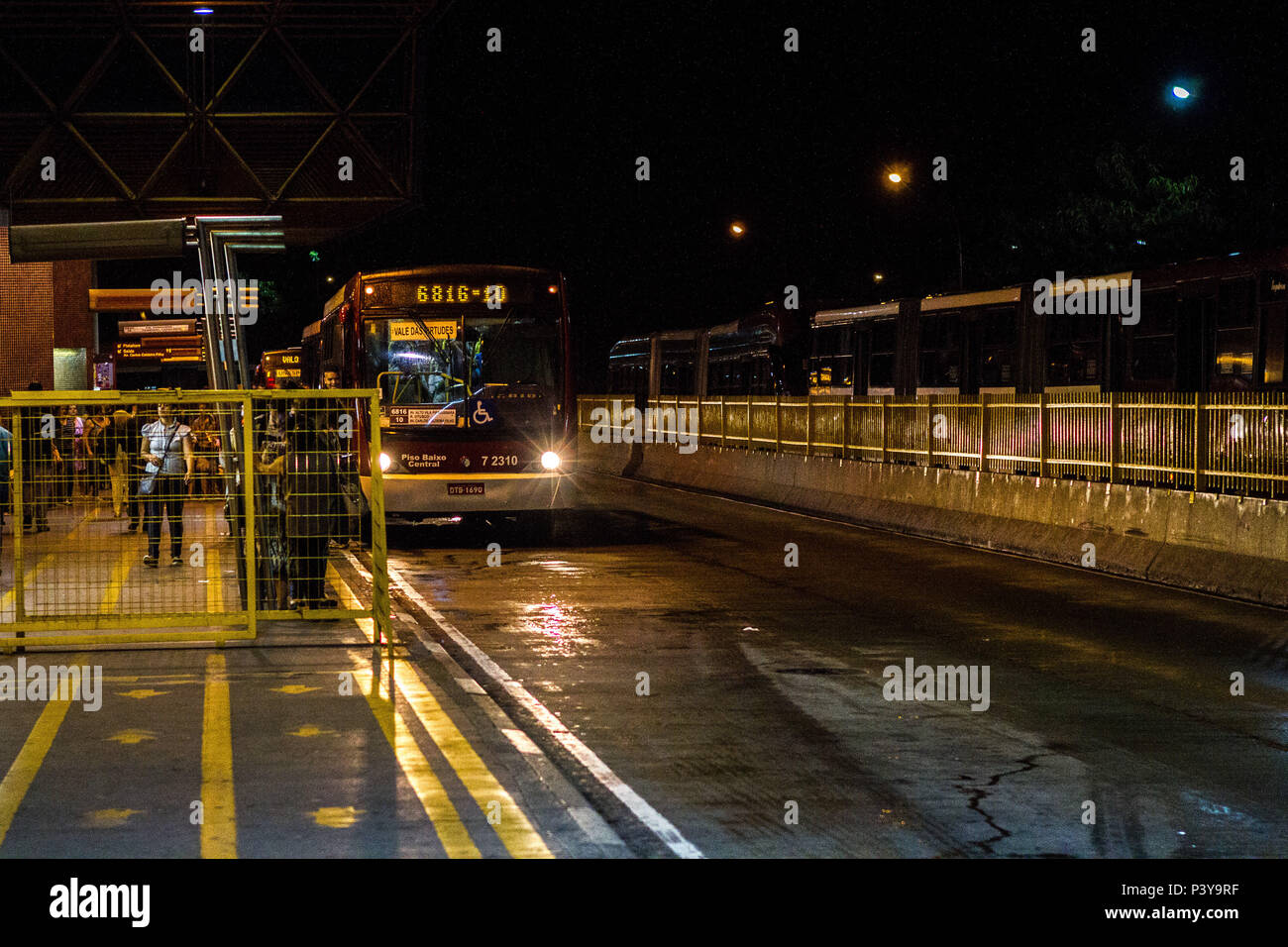 Imagens retratam diversos pontos fare transpote público da capitale paulista. Ônibus estacionado na plataforma fare Termial Capelinha, zona sul capitale da paulista. Foto Stock