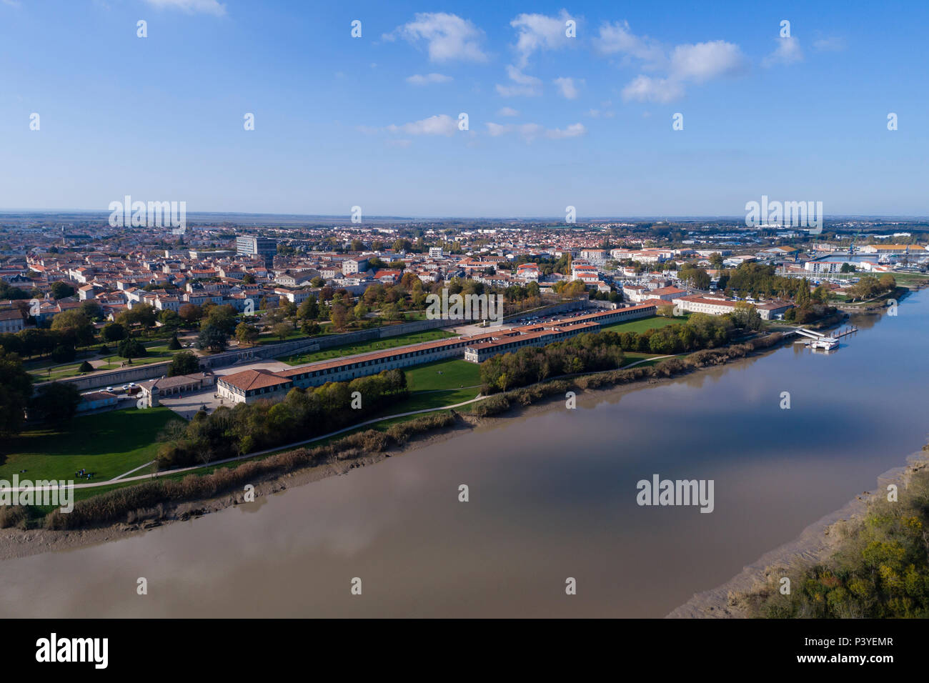 Francia, Saintonge, Charente Maritime, Rochefort, le Corderie Royale e della Charente river (vista aerea) // Francia, Saintonge, Charente-Maritime (17), Ro Foto Stock