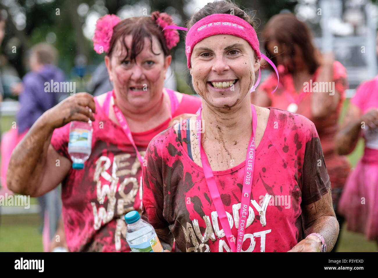 Ladies prendono parte in un "uddy 5k' divertente correre in aiuto del Cancer Research UK Foto Stock