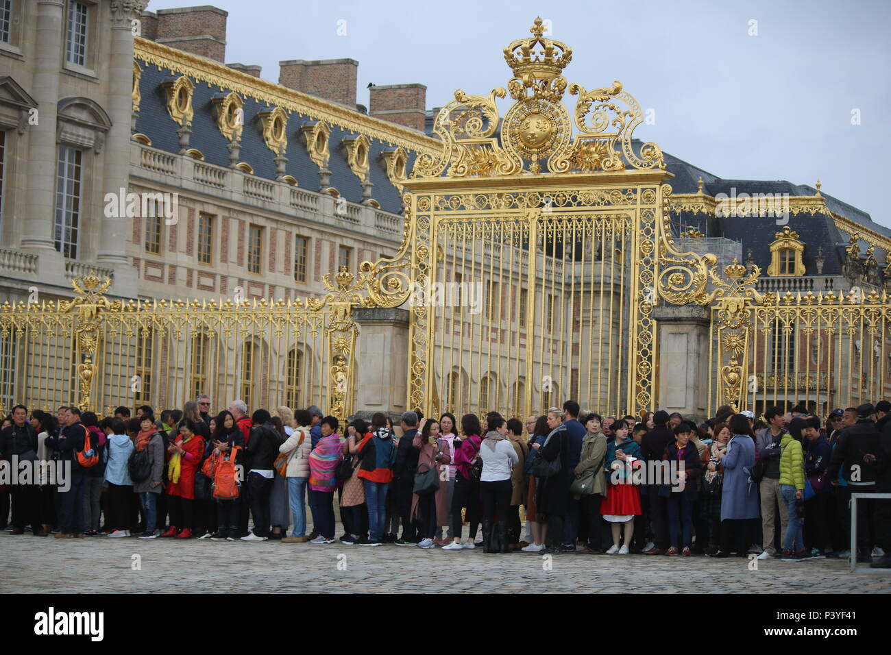 Troppi turisti - coda di grandi dimensioni di turisti nella parte anteriore del Golden Gate di Versailles Foto Stock
