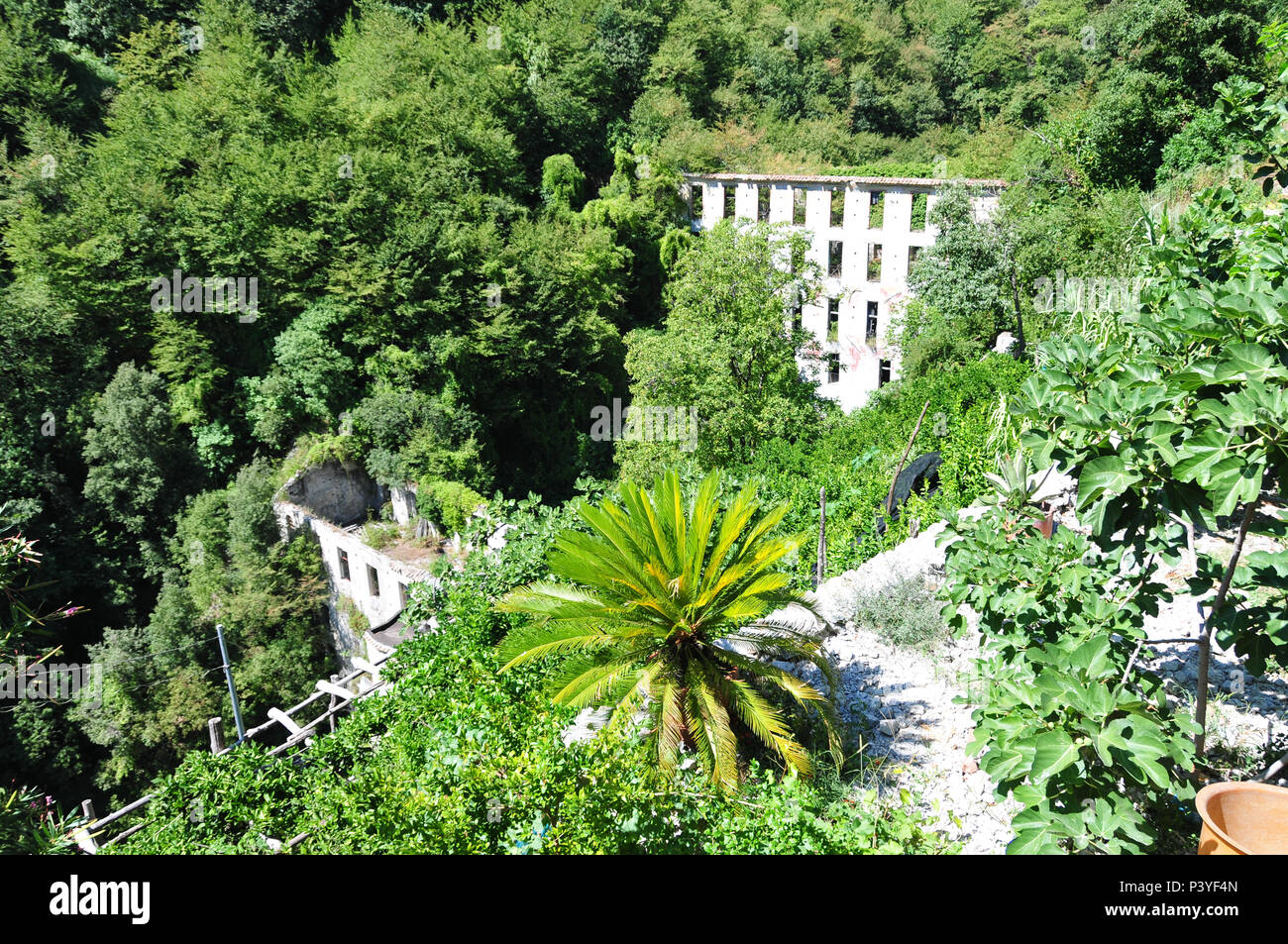 Vista della casa sulla montagna nel sud Italia Foto Stock