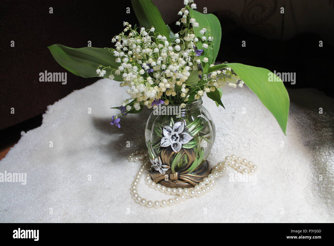 Bel bouquet da selvatici giglio bianco fiori che sbocciano per la decorazione o il regalo Foto Stock