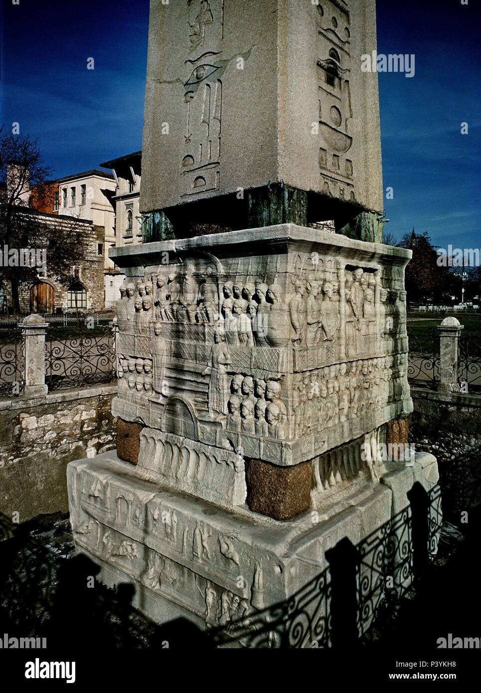 Rilievi DEL PIEDISTALLO DEL OBELISCO DE TEODOSIO I EL GRANDE 346/395 (CC) EMPERADOR ROMANO. Posizione: PARQUE DE AL-MEYDANI / HIPODROMO, Istanbul, TURQUIA. Foto Stock