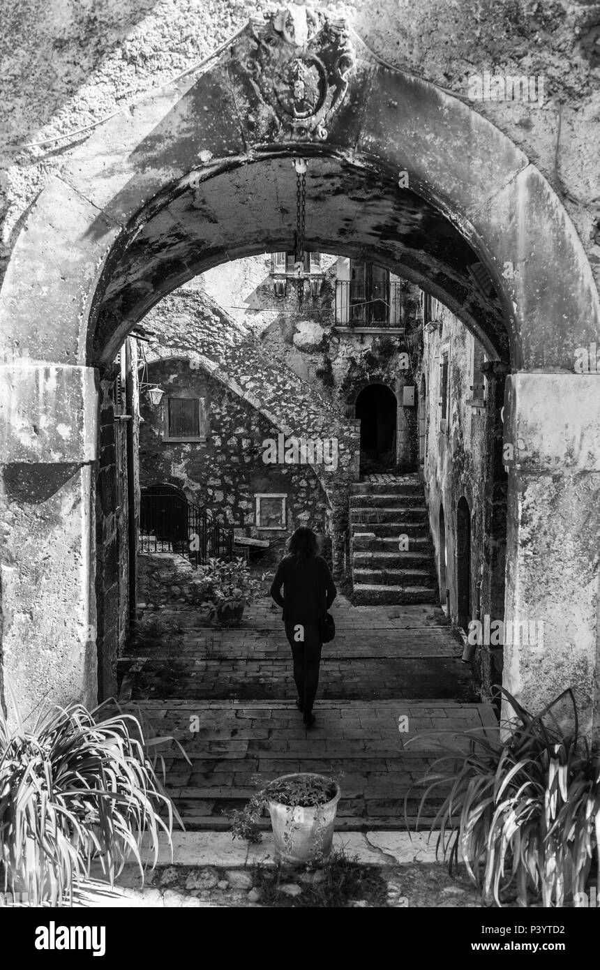 Santo Stefano di Sessanio (Italia) - Il piccolo e incantevole borgo medievale Borgo in pietra, nel Parco Nazionale del Gran Sasso, regione Abruzzo, a 1250 metri Foto Stock