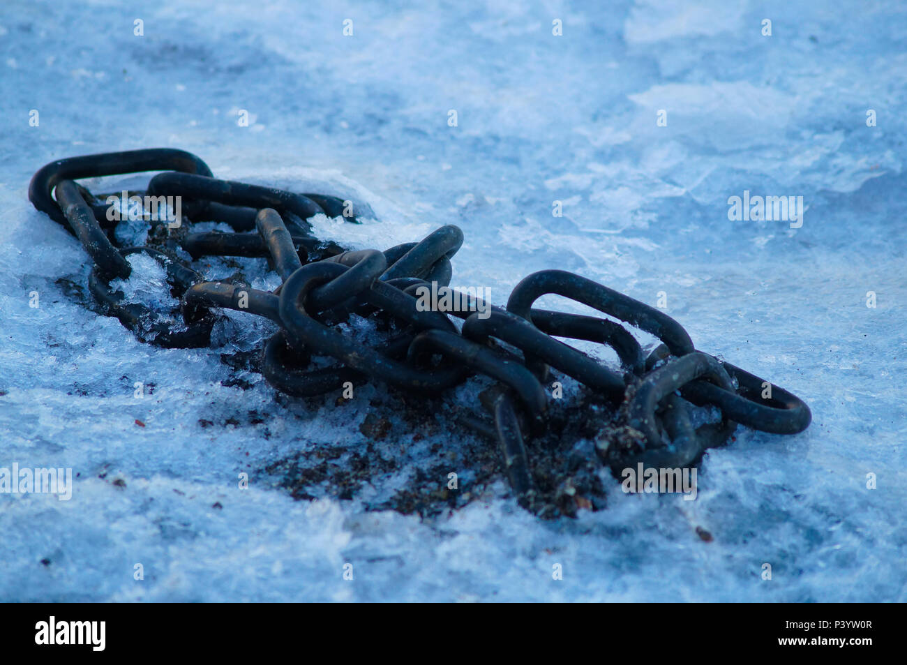 Catena surgelata sul molo Foto Stock
