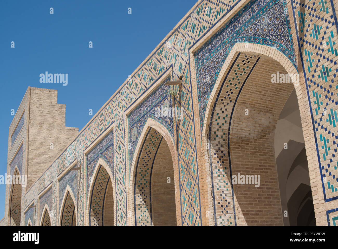 Il vecchio edificio, la parete con archi. Gli antichi edifici medievali di Asia. Bukhara, Uzbekistan Foto Stock