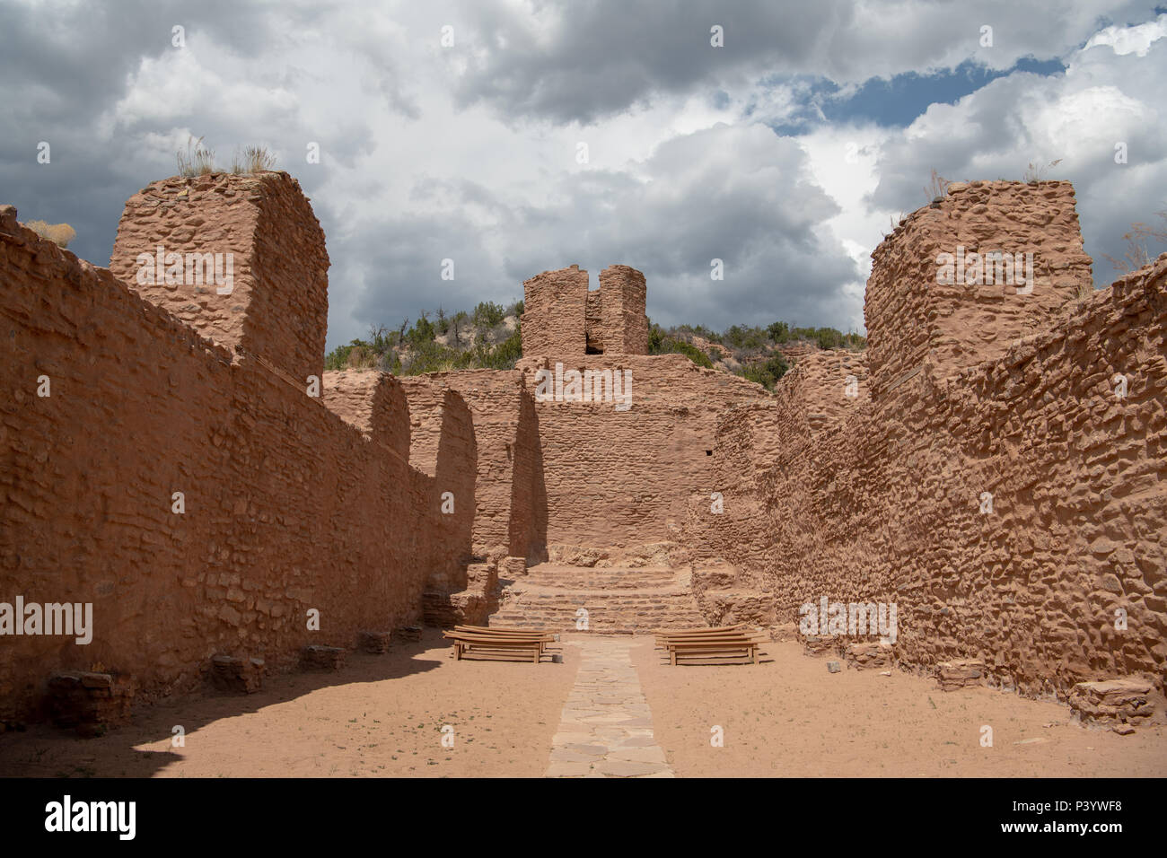 Vecchia Missione Spagnola rovine della chiesa in stato di Jemez monumento sulla Jemez Mountain Trail National Scenic Byway nel Nuovo Messico Foto Stock