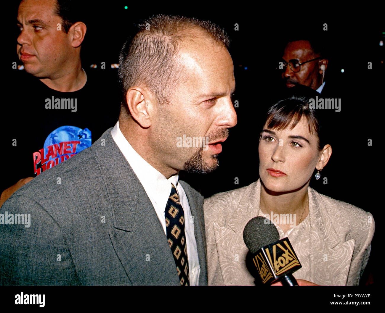 Washington, DC, Stati Uniti d'America, 3 ottobre 1993 Bruce Willis e la moglie Demi Moore essendo intervistato da ET come essi arrivano all'inaugurazione del Planet Hollywood night club Credit: Mark Reinstein/MediaPunch Foto Stock